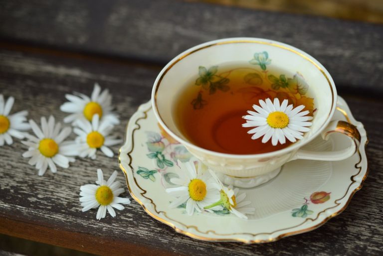 Top 13 Benefits Of Drinking Chamomile Tea For Skin & Health