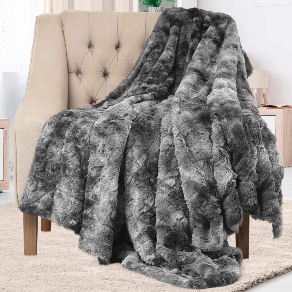 Everlasting Comfort Faux Fur Throw Blanket. Amazon.com