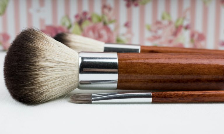 7 Best Bamboo Makeup Brushes To Add To Your Eco-Friendly Bag